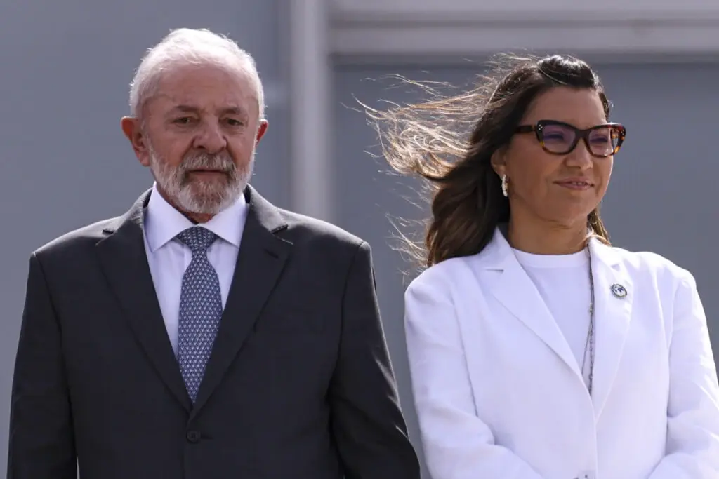 Lula condecora Janja por “excepcionais serviços prestados à educação”