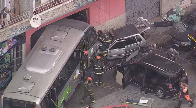 Micro-ônibus perde controle, atinge veículos e invade comércio na Zona Norte de SP; há feridos