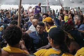 Indígenas E Militantes Do Psol Quebram Portas E Invadem Sede Da COP30 Em Belém; Segurança Fica Ferido; Assista!