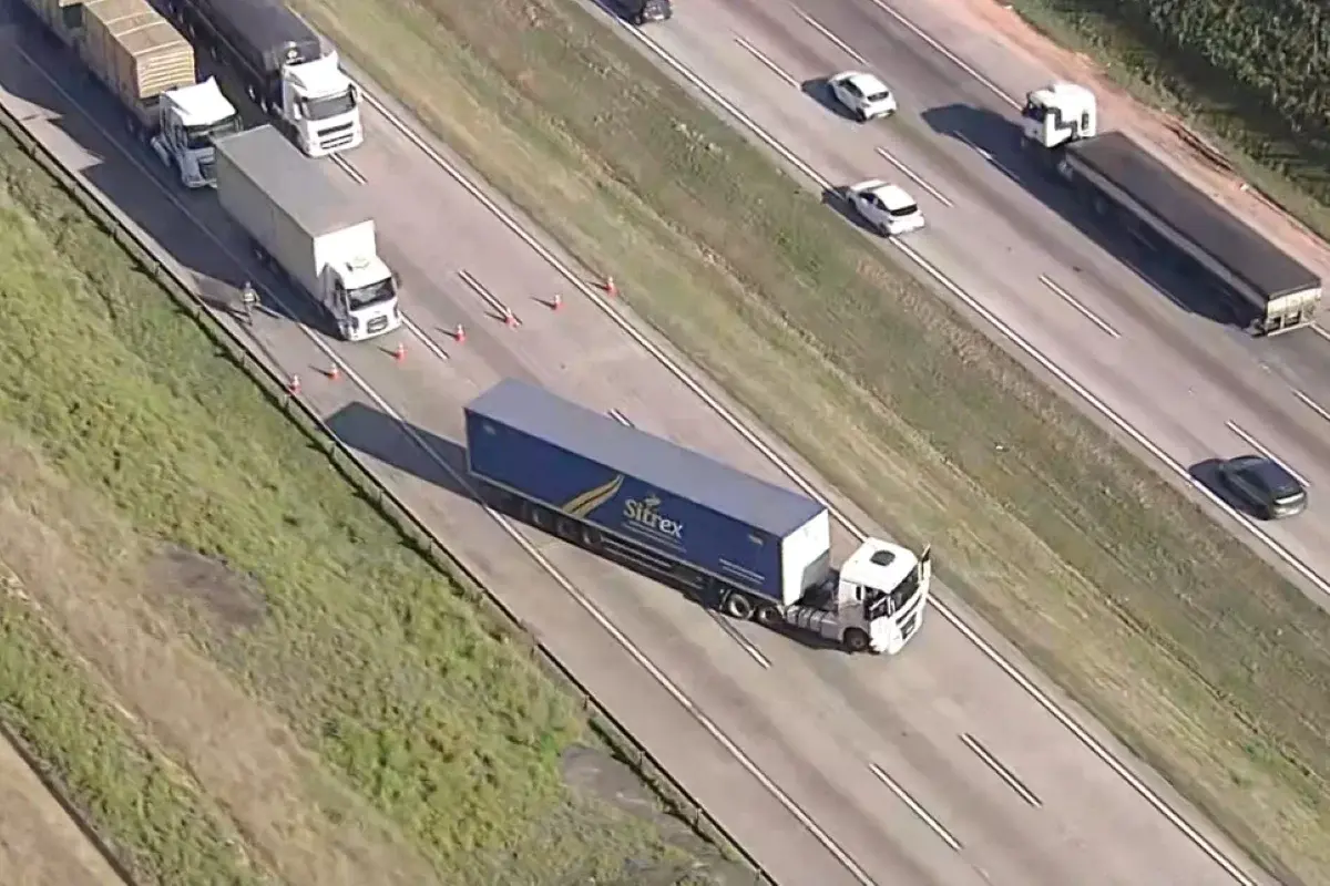 Motorista de caminhão é sequestrado e amarrado a bomba