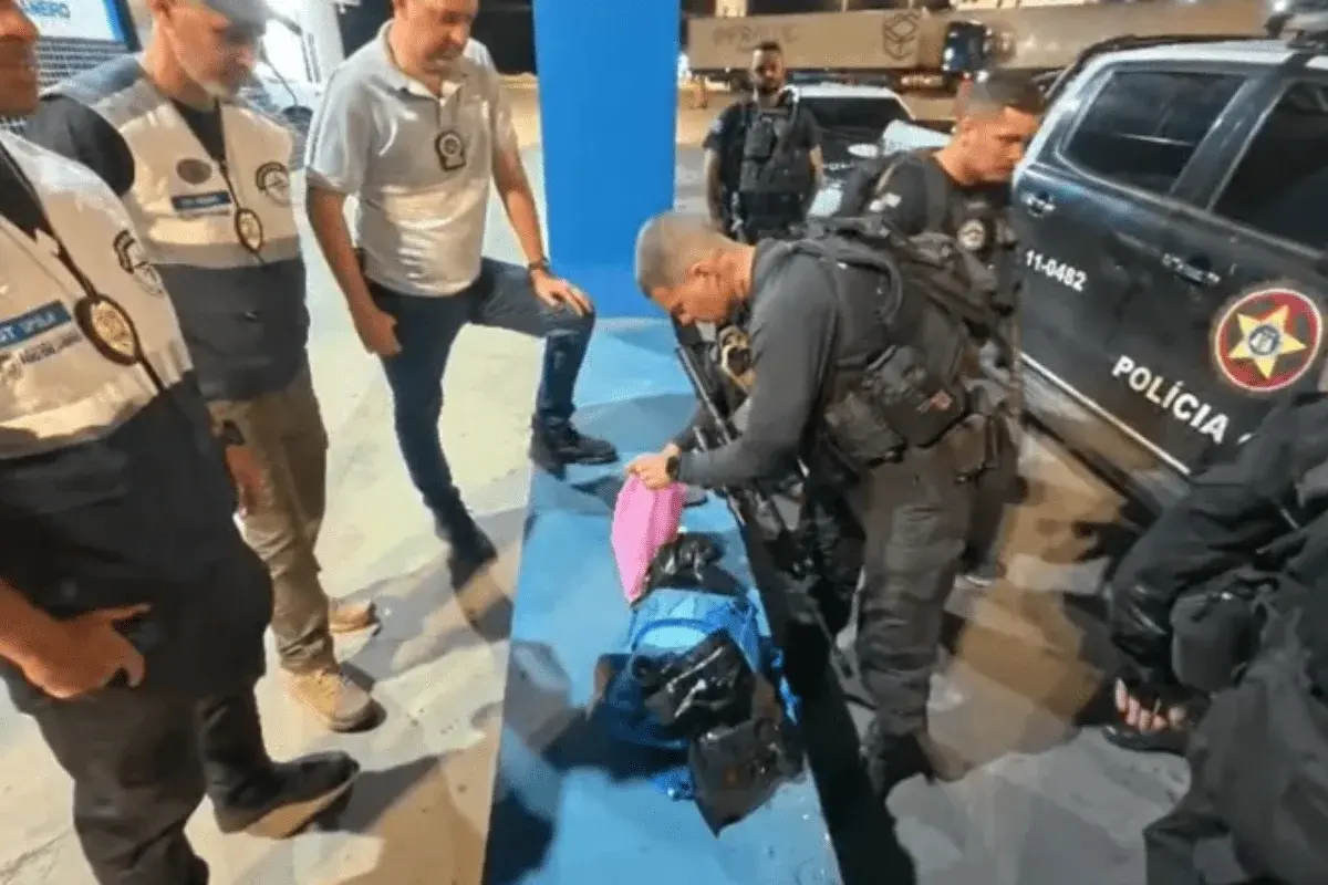 Mulher é presa com 30 pistolas no RJ; arsenal iria para o Complexo do Alemão