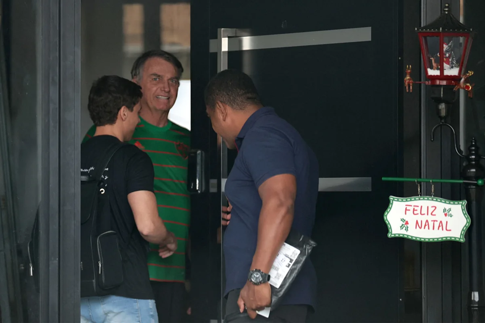 Nikolas visita Bolsonaro: “Alguém está querendo que ele morra”