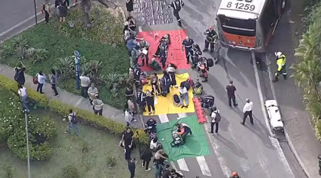 Ônibus perde controle e bate em condomínio na Raposo Tavares; 12 pessoas ficam feridas