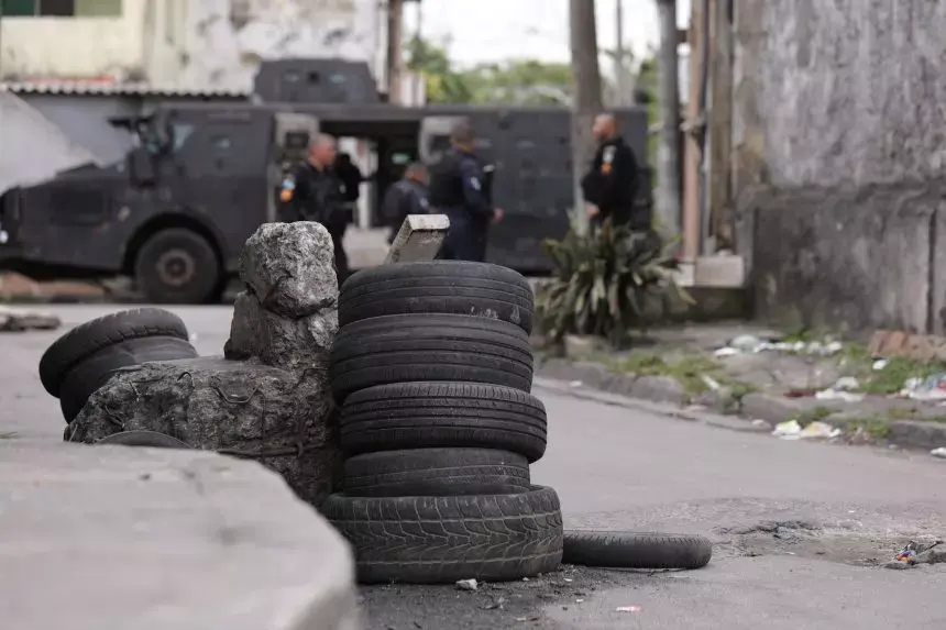 Operação Barricada Zero na Cidade Alta fecha Avenida Brasil após tiroteio; trens e BRT param