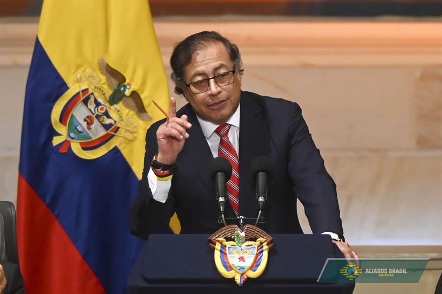 Petro convocará embaixador nos EUA após denúncia de revista