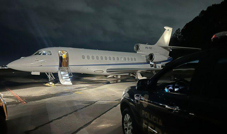 Polícia apreende avião de R$ 200 milhões de dono do Banco Master