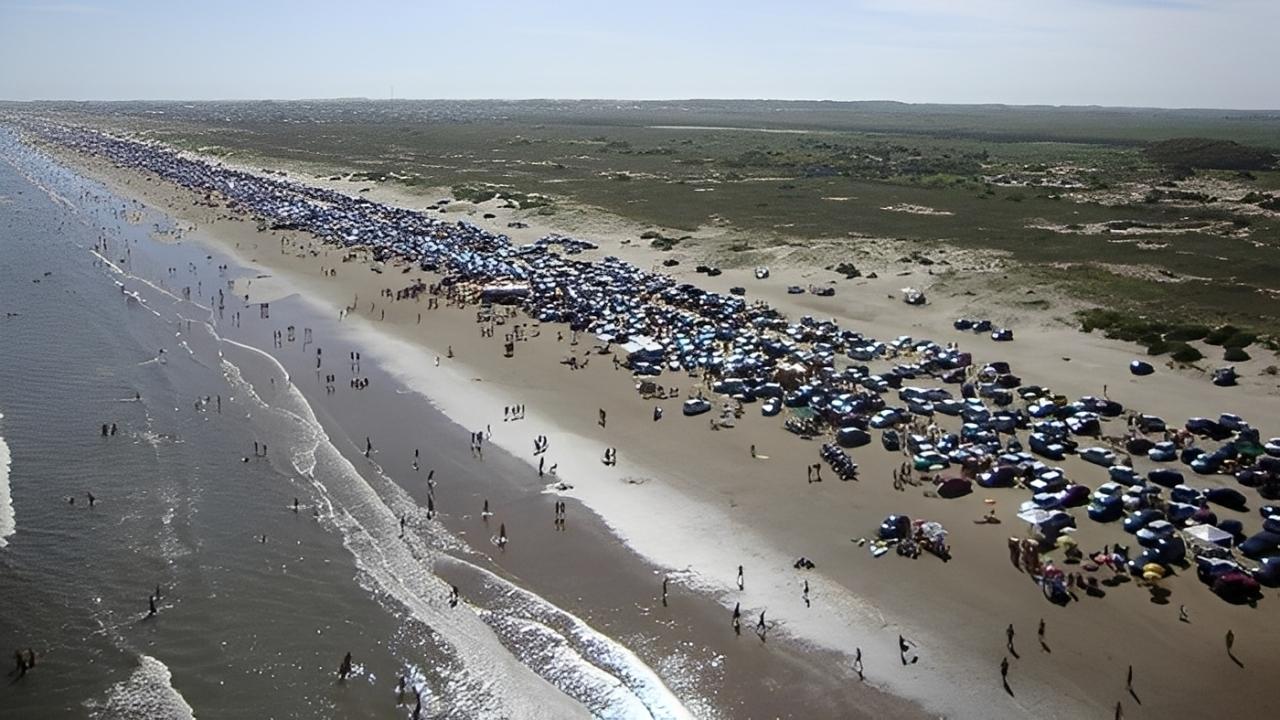 Por que parte da maior praia do Brasil está interditada por lama? Entenda