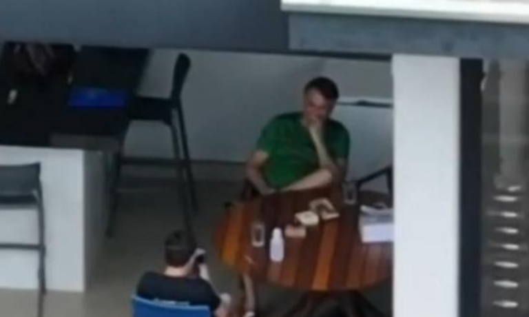 Veja o que disse a defesa de Bolsonaro sobre uso de celular em visita de Nikolas Ferreira