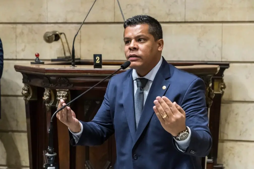 Vereador do PT desrespeita sessão na Câmara do Rio de Janeiro