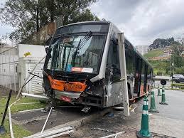 VÍDEO: câmera de ônibus mostra momento em que veículo perde controle, atinge carros e motos e deixa passageiros em pânico