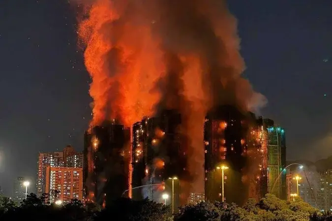 Número de mortos em incêndio em Hong Kong sobe para 44