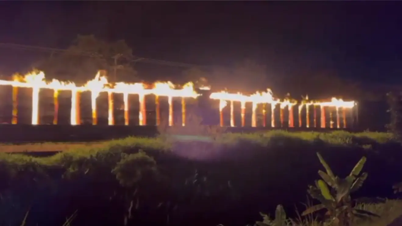 Vídeo: trem em movimento com celulose é incendiado no litoral de São Paulo