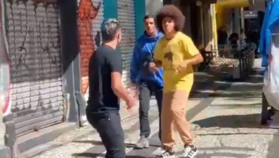 Deputado petista Renato Freitas é flagrado em briga de rua no centro de Curitiba; veja os vídeos