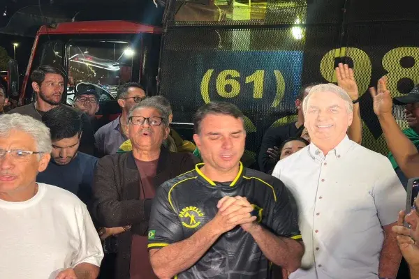 Pastor esquerdista tenta tumultuar vigília pró-Bolsonaro e acaba expulso por manifestantes em Brasília