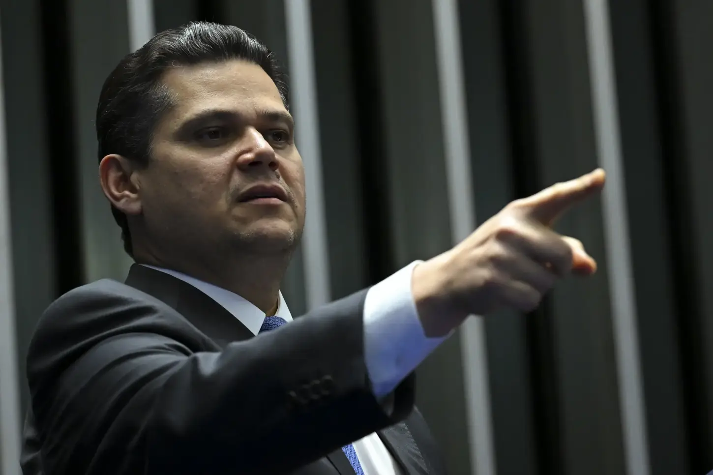 Alcolumbre critica decisão de Gilmar Mendes de limitar pedidos de impeachment de ministros do STF: 'usurpar prerrogativas'