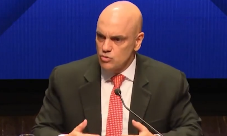 Alexandre de Moraes diz que Judiciário no Brasil é o mais forte do mundo e por isso “vive sob ataque”