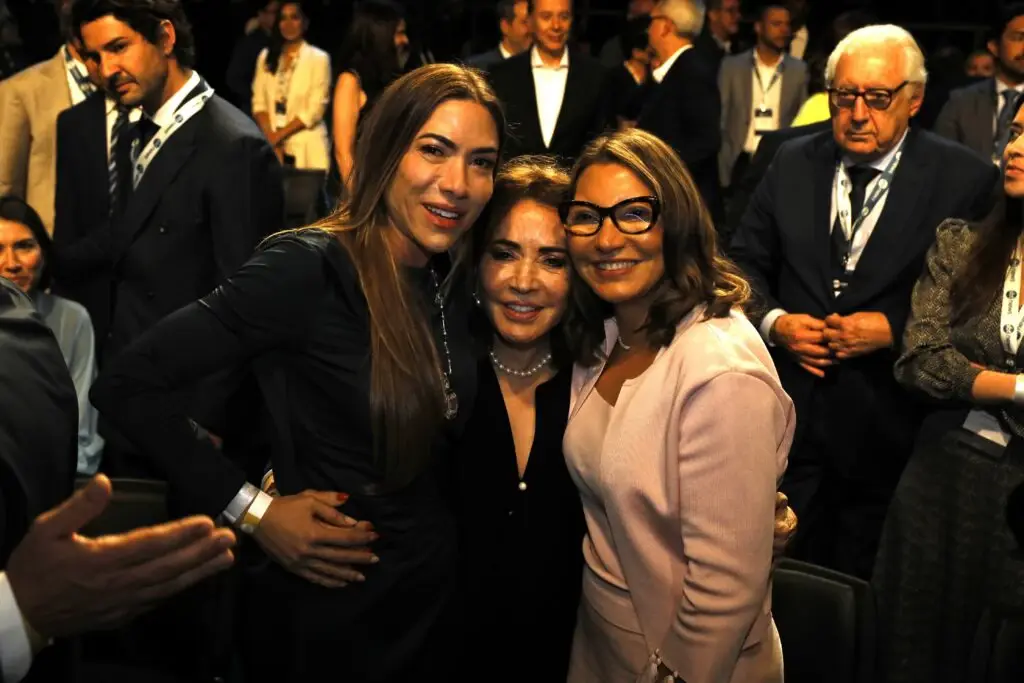 Após polêmica, irmãs Abravanel publicam nota: “Apartidarismo”