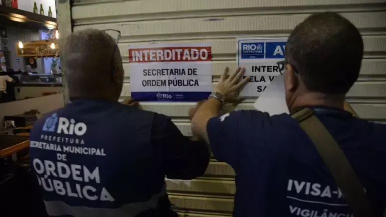 Bares e restaurante japonês são interditados no Rio após fiscais encontrarem baratas e fezes de roedores 