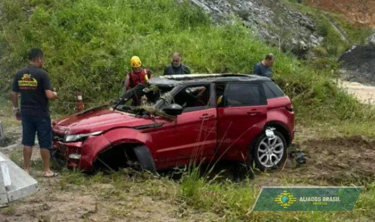 Bebê e casal são encontrados mortos após carro ser arrastado por correnteza em SC  