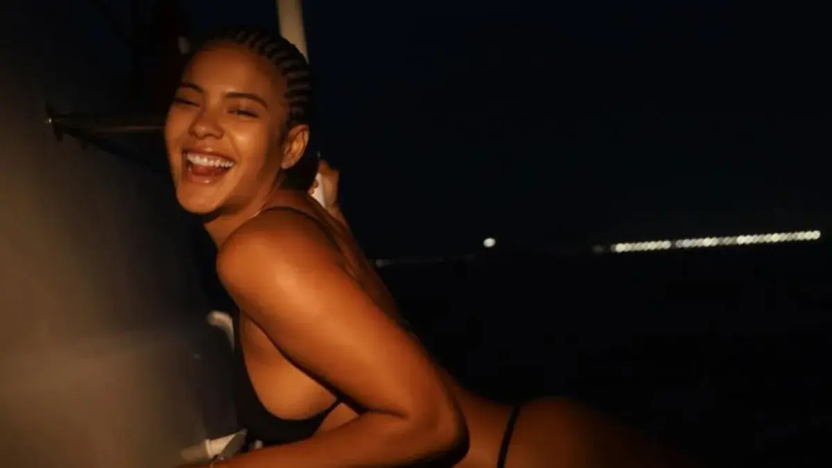 Bella Campos posa de biquíni em banho de mar noturno; veja fotos