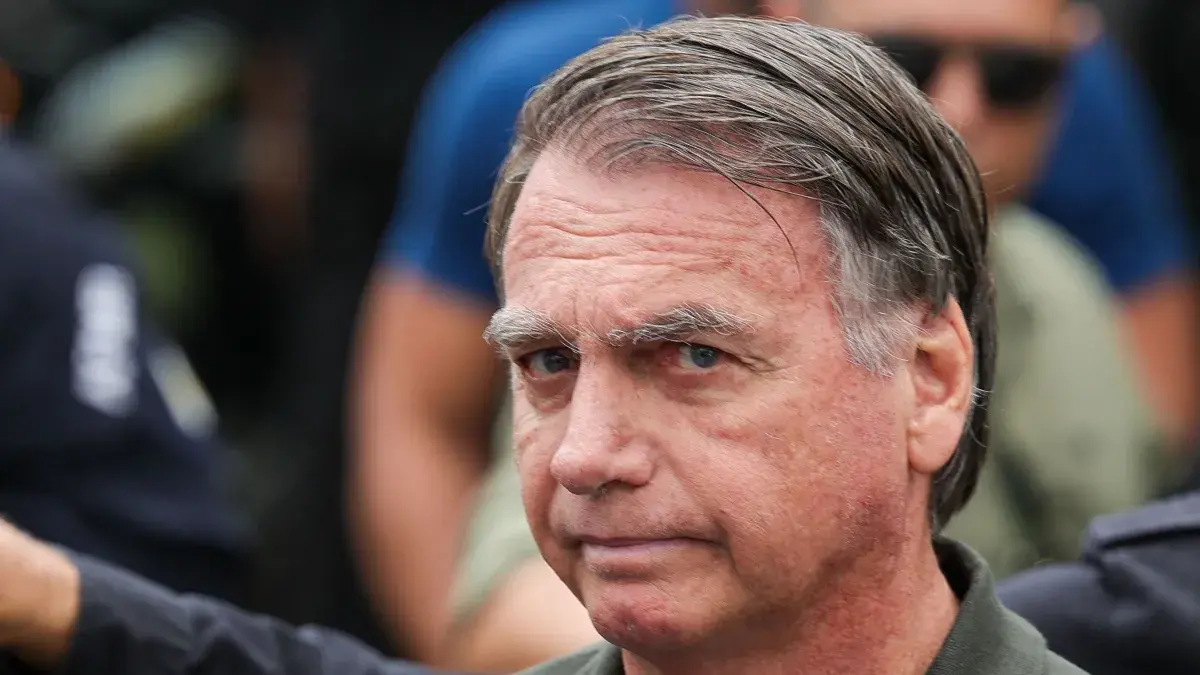 Bolsonaro ainda tem crise de soluços e toma banho de sol, diz Carlos