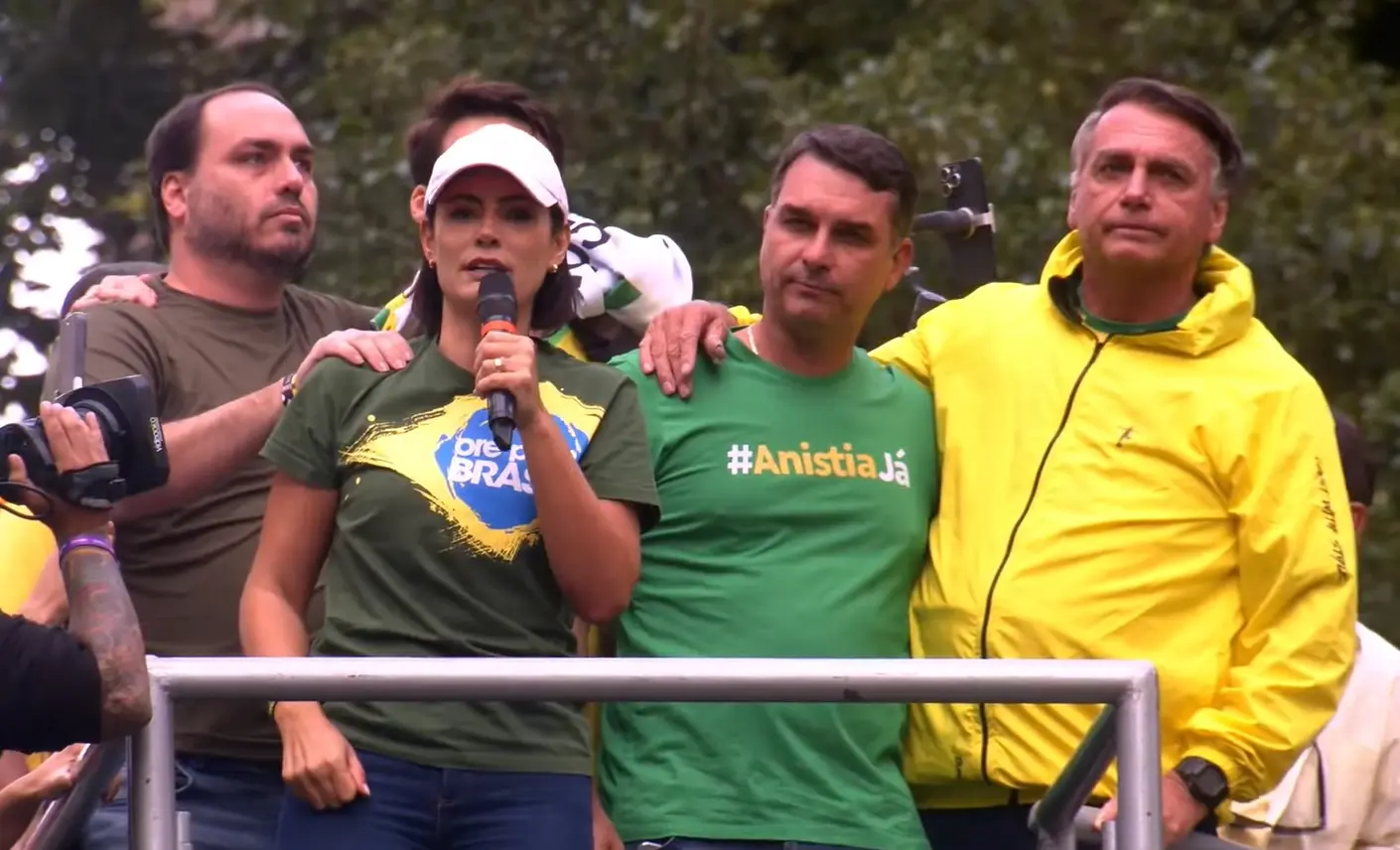 Bolsonaro soube do embate dos filhos com Michelle pela TV