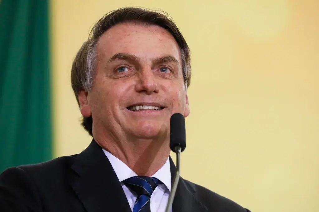 Bolsonaro tem melhora na crise de soluços e vai receber alta