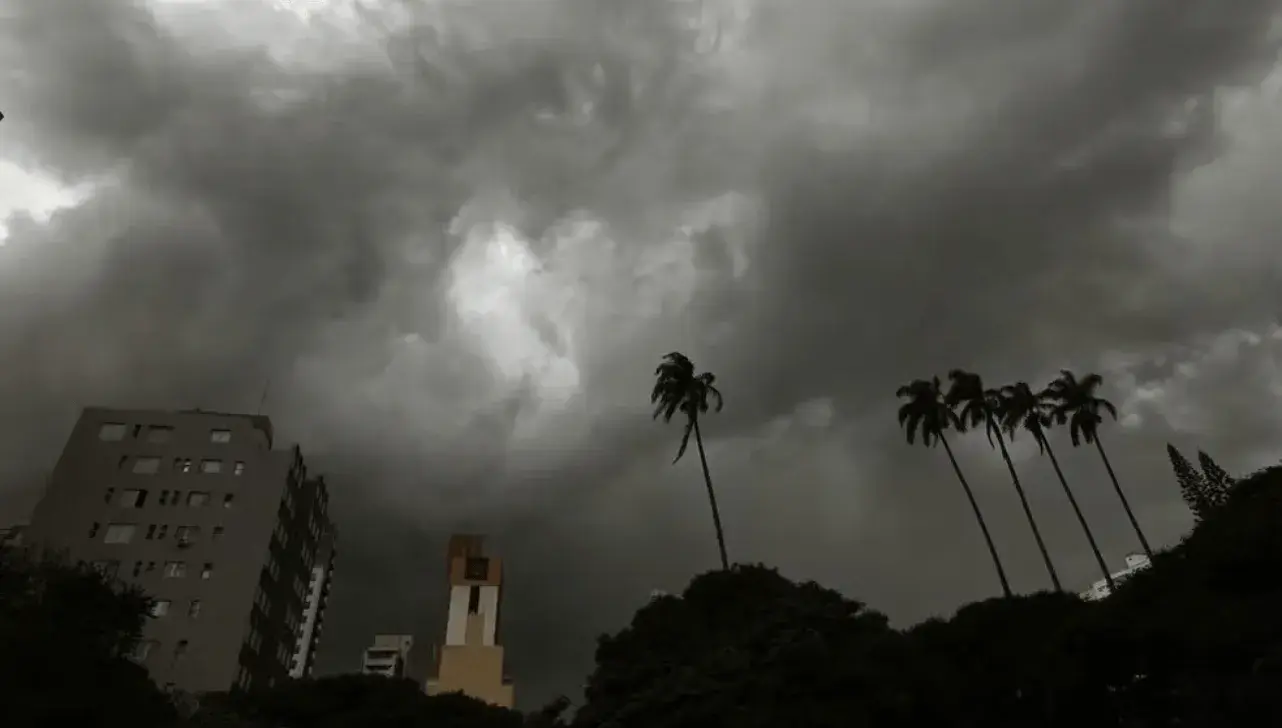 Calor perde força e chuva se espalha: temporais voltam a atingir boa parte do Brasil