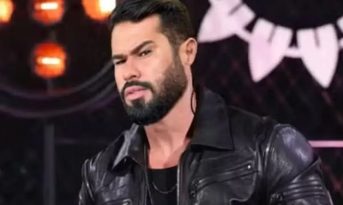 Cantor de banda de forró morre após bater moto em poste em Feira de Santana