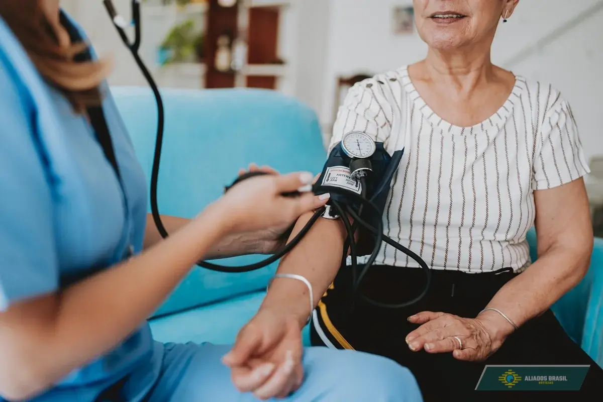 Cardiologistas explicam quais são os principais sinais de pressão alta
