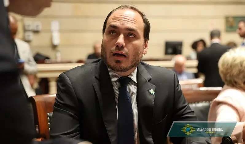 Carlos Bolsonaro renuncia ao cargo de vereador no Rio