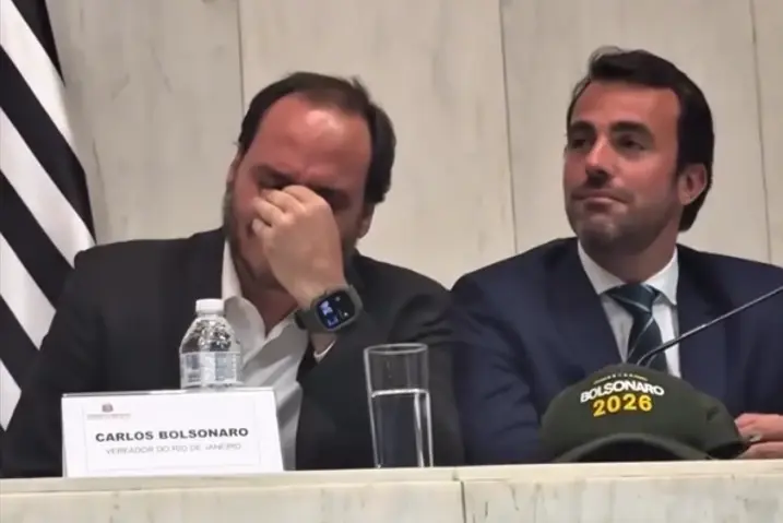 Carlos chora e menciona Jair Bolsonaro ao ser homenageado