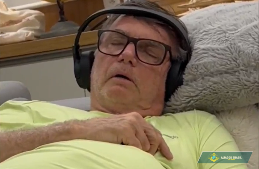 Carlos divulga vídeo de Bolsonaro durante crise e alerta para agravamento da saúde do pai