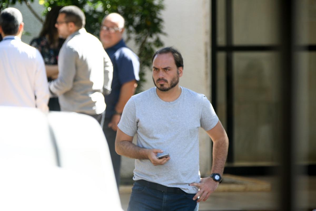 Carlos diz que Bolsonaro passou madrugada com “pressão altíssima”