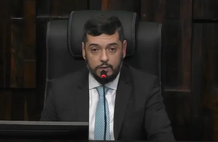 CCJ da Alerj aprova revogação de prisão de Rodrigo Bacellar