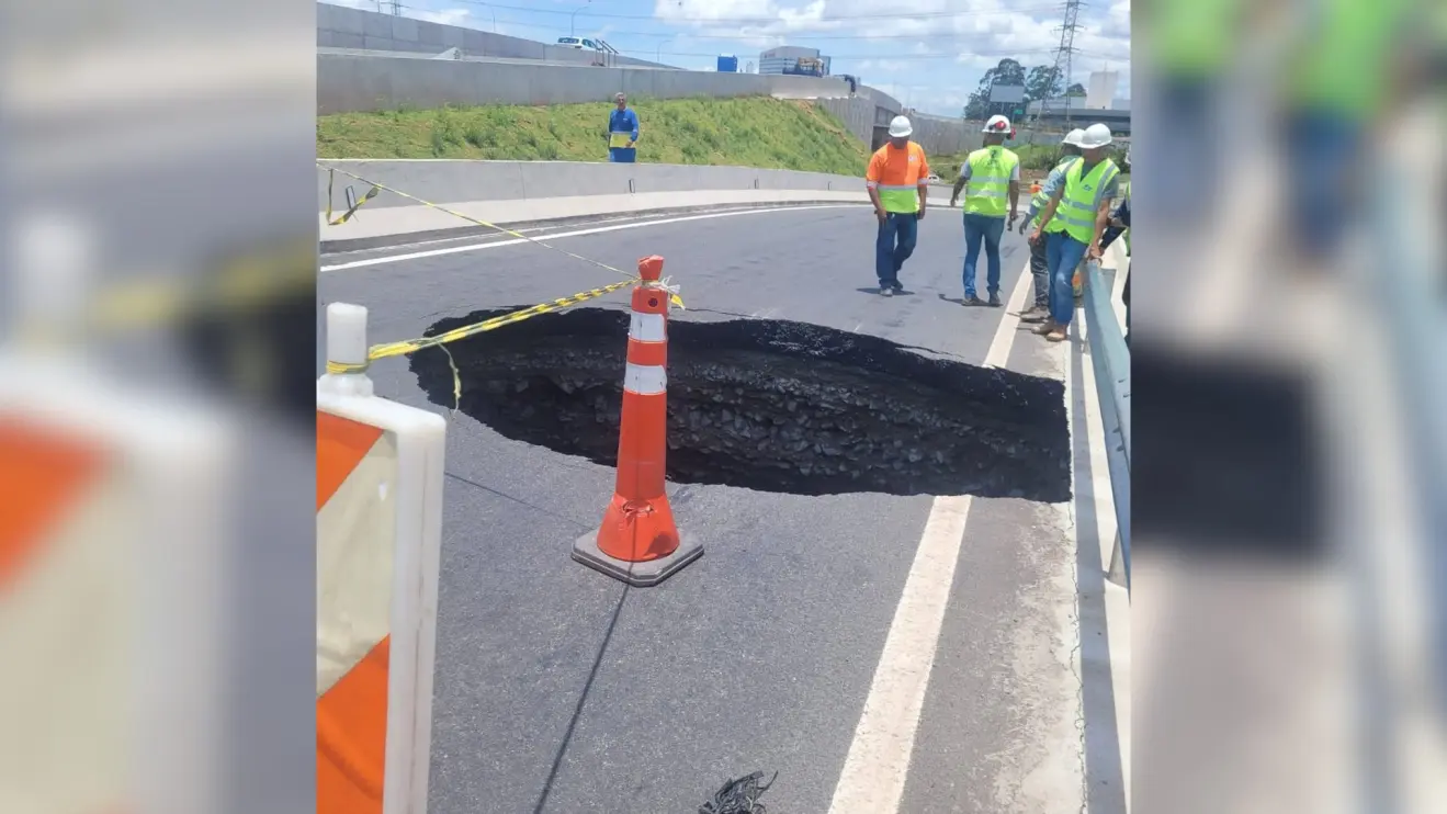 Cratera se abre na Castello Branco após temporal em SP; veja imagens