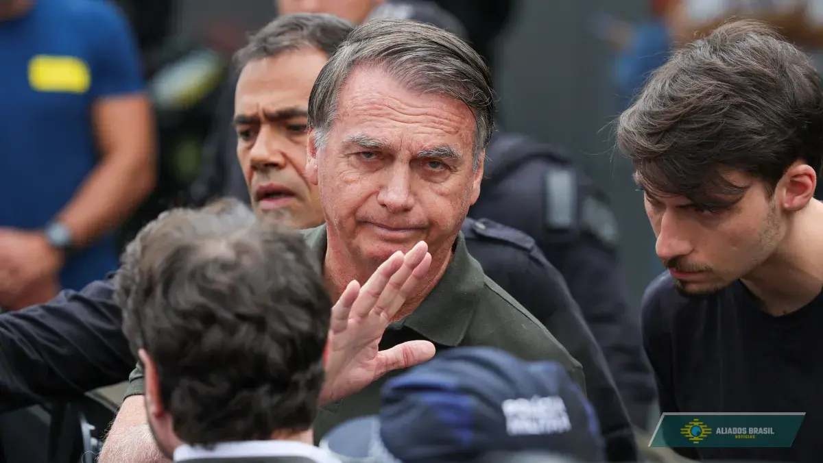 Defesa de Bolsonaro alerta STF para risco à vida do ex-presidente na prisão