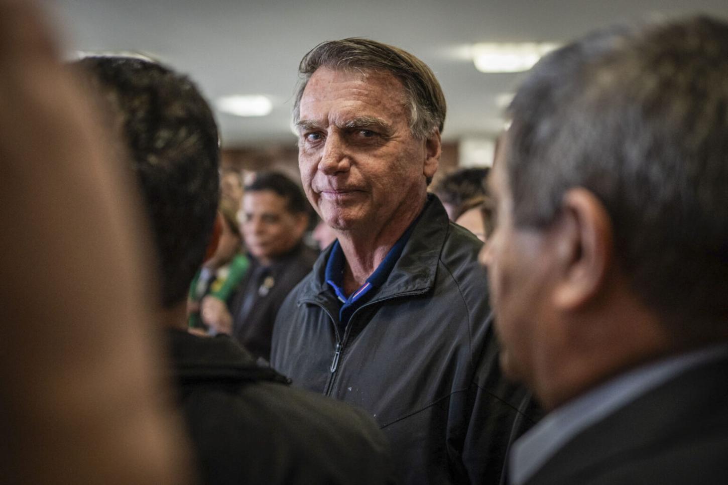 Defesa quer Jair Bolsonaro internado na véspera e operado no feriado de 25 de dezembro