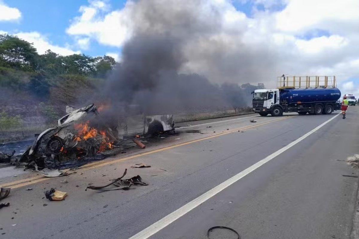 Dez pessoas morrem em batida entre dois carros na divisa da Bahia com o Espírito Santo