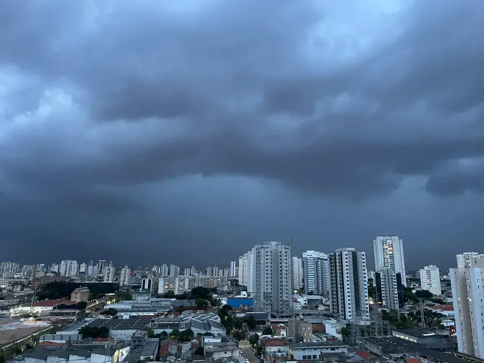 Duas pessoas morrem durante chuva em Ilhabela, SP