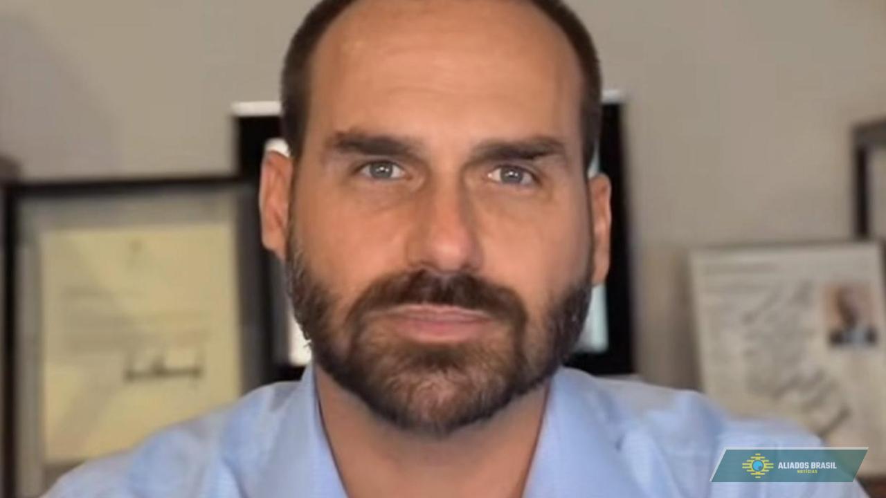 Eduardo Bolsonaro diz cogitar 'passaporte apátrida' após cassação