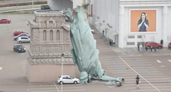 Estátua da Havan cai com força do vento durante temporal no RS. Veja vídeo