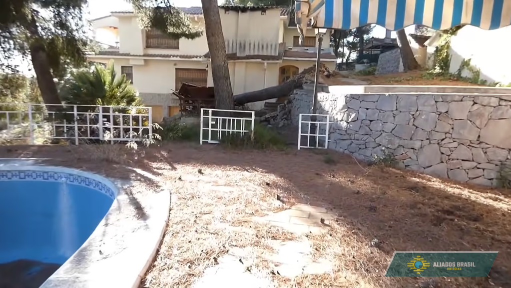 Exploradores entram em mansão abandonada e encontram surpresa no porão. Veja