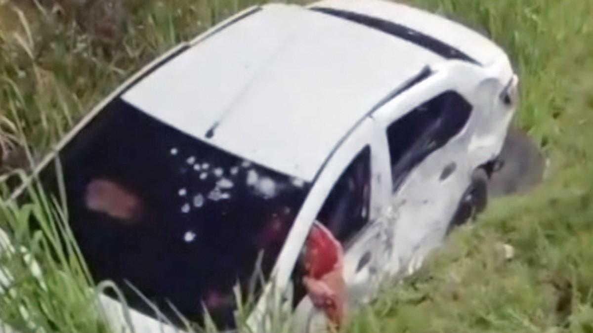 Família é alvo de ataque a tiros na Zona Oeste; carro é fuzilado, casal morre, e bebê é levado para hospital
