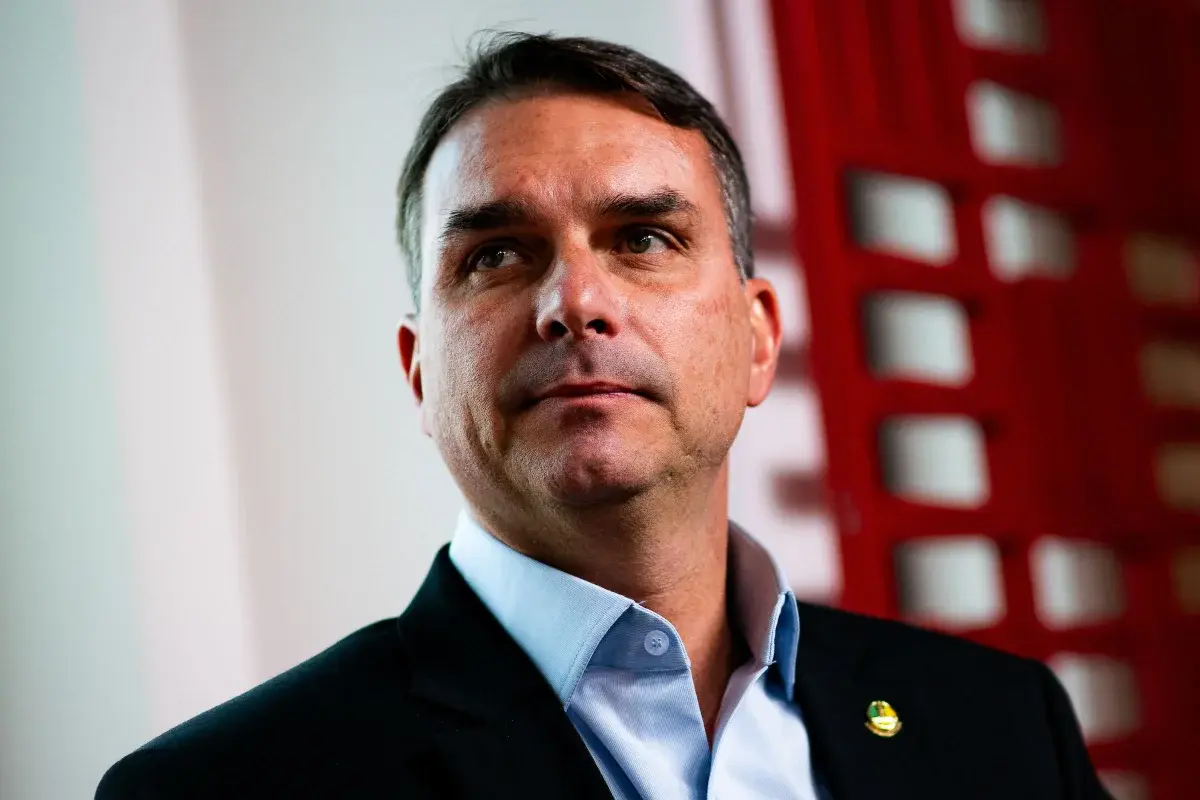 Flávio Bolsonaro tenta acalmar mercado e revela reação de Tarcísio. Veja vídeo
