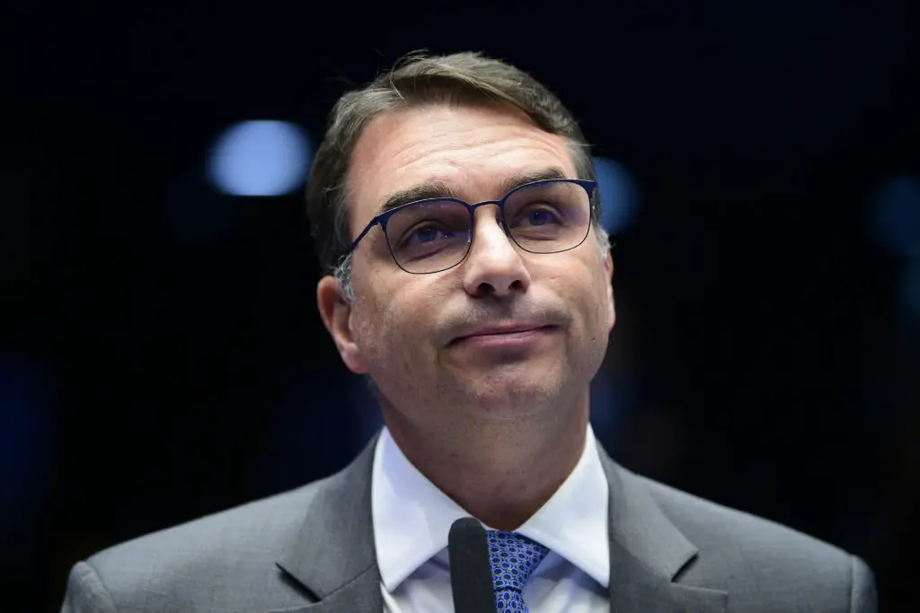 Flávio diz a jornalistas que é um “Bolsonaro moderado”