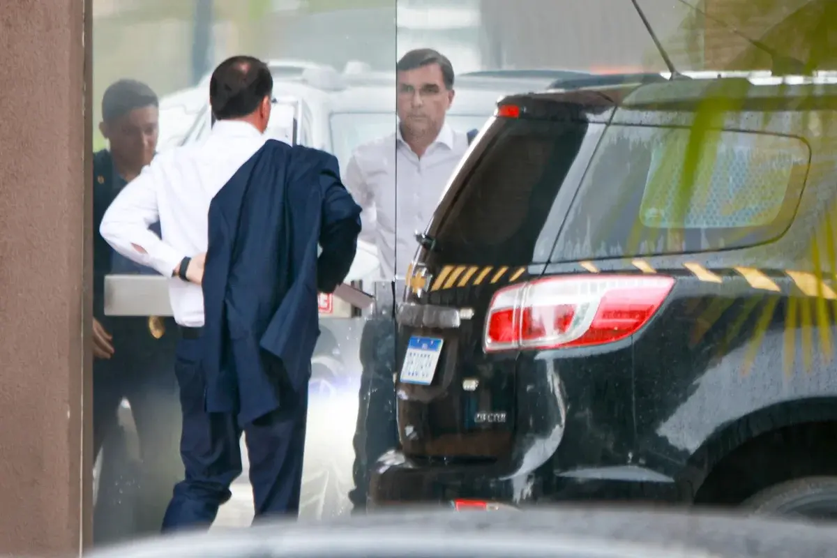 Flávio relata a Bolsonaro crise com Michelle: “Não vai se repetir”. Vídeo