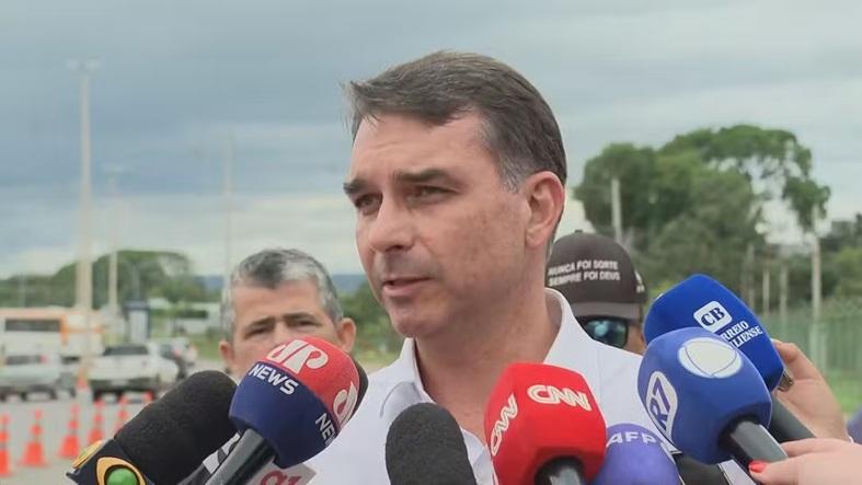 Flávio visita Bolsonaro na prisão, diz que pai está 'bem e sem soluços', mas reforça pedido de cirurgia