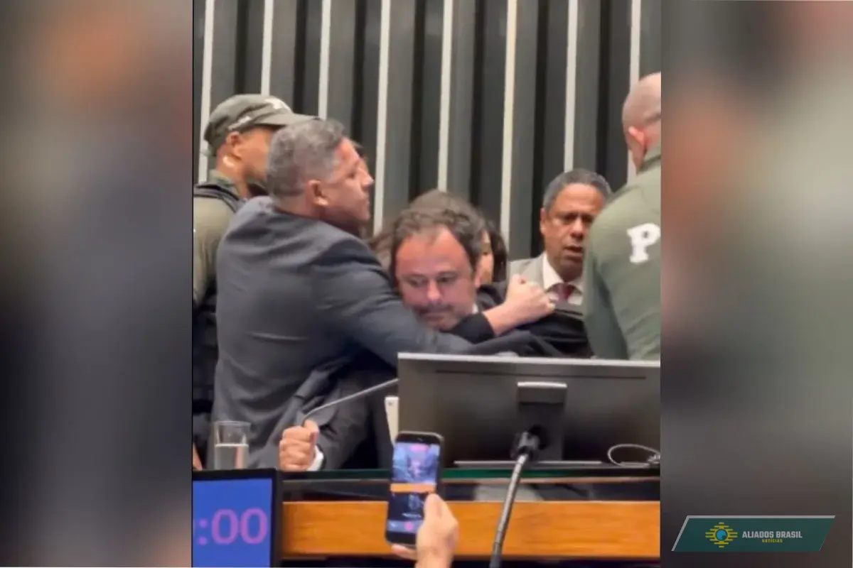 Glauber Braga se manifesta após ser retirado à força do plenário da Câmara
