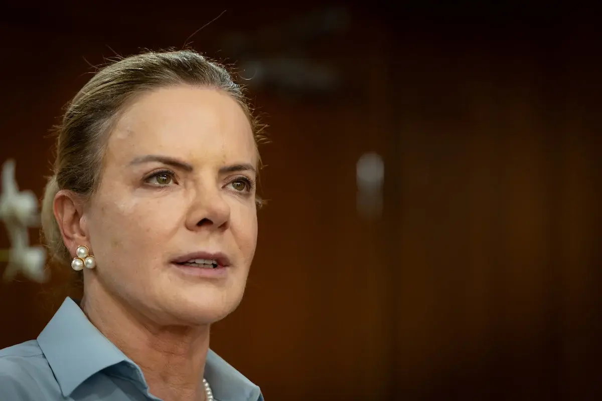 Gleisi se pronuncia sobre escolha de Flávio Bolsonaro como candidato